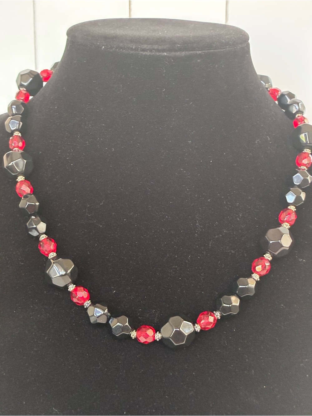 Source Unknown Black and Red Faceted Bead Necklace